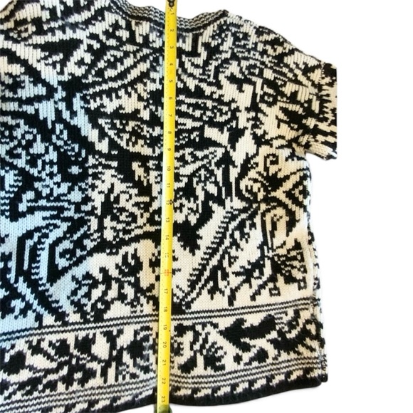 CREAMY WHITE & BLACK SWEATER / SIZE 38 - LIKE MEDIUM - Picture 10 of 12